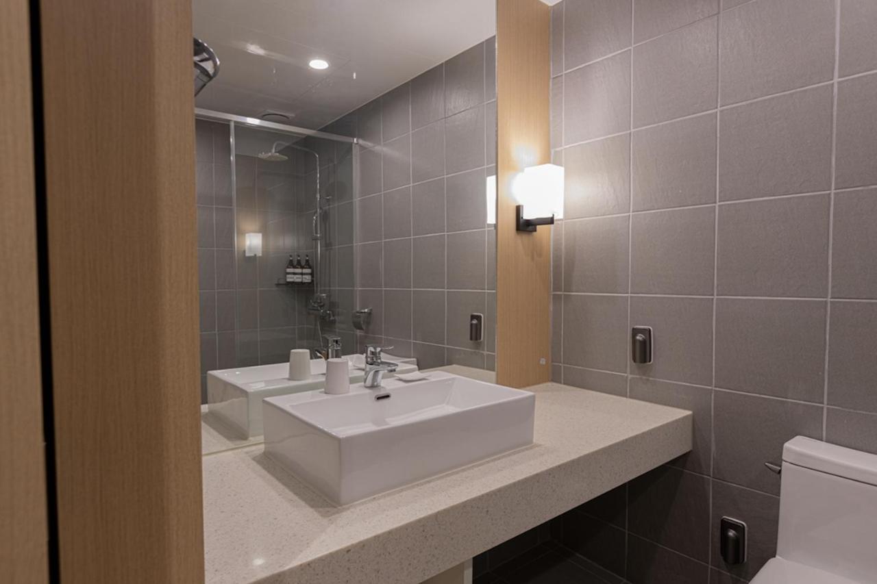 Hotel Zinc Сеогвипо Екстериор снимка
