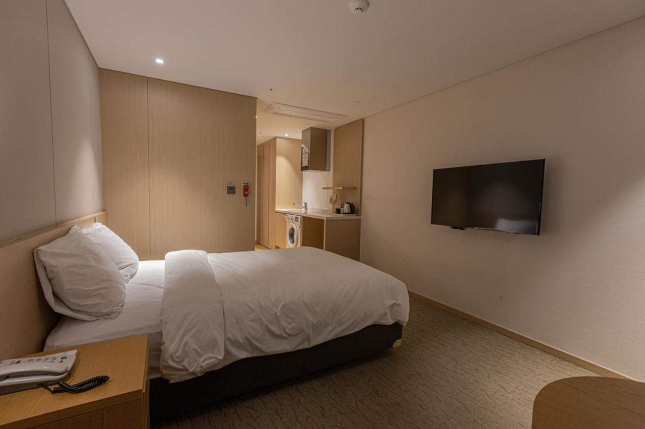 Hotel Zinc Сеогвипо Екстериор снимка