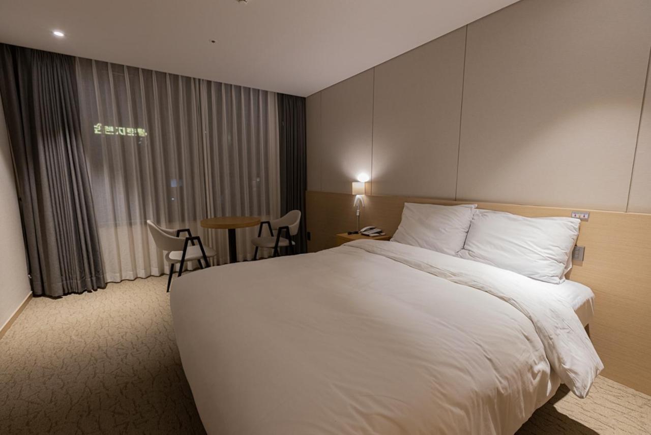 Hotel Zinc Сеогвипо Екстериор снимка