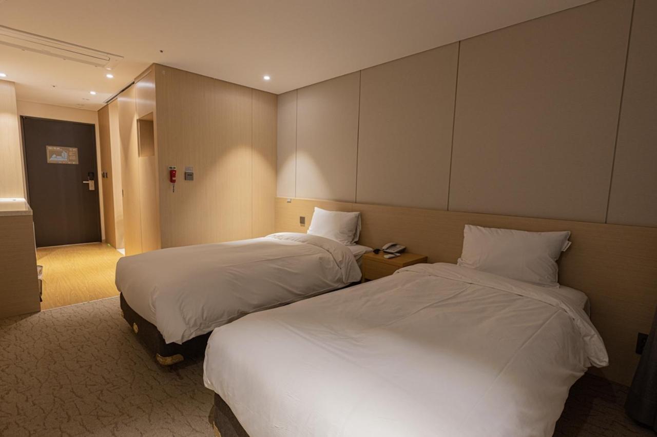Hotel Zinc Сеогвипо Екстериор снимка