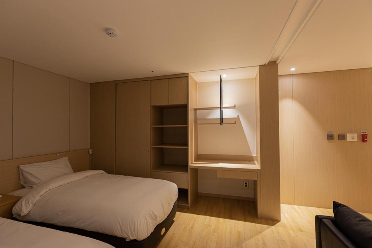 Hotel Zinc Сеогвипо Екстериор снимка