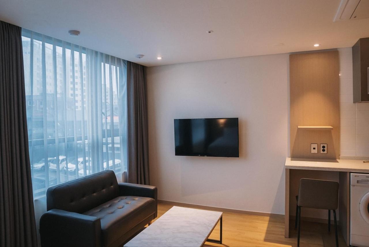 Hotel Zinc Сеогвипо Екстериор снимка