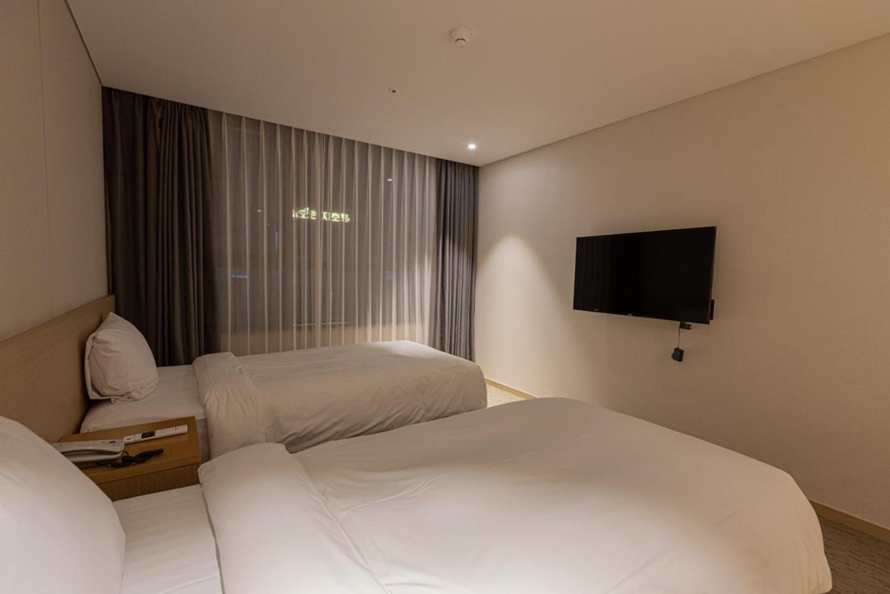 Hotel Zinc Сеогвипо Екстериор снимка