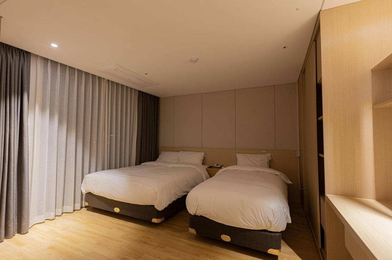 Hotel Zinc Сеогвипо Екстериор снимка