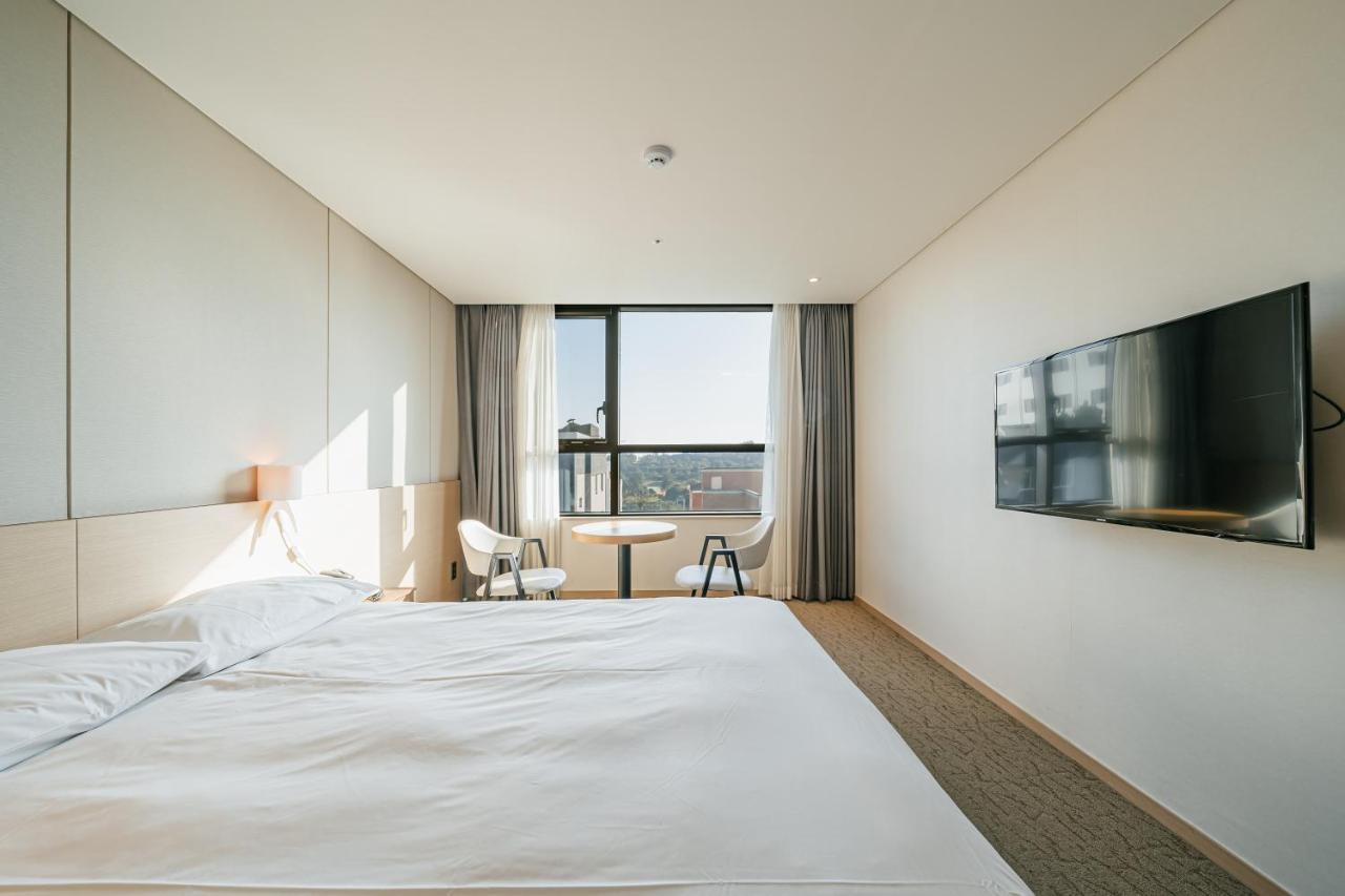 Hotel Zinc Сеогвипо Екстериор снимка
