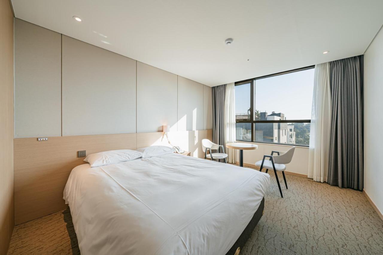 Hotel Zinc Сеогвипо Екстериор снимка