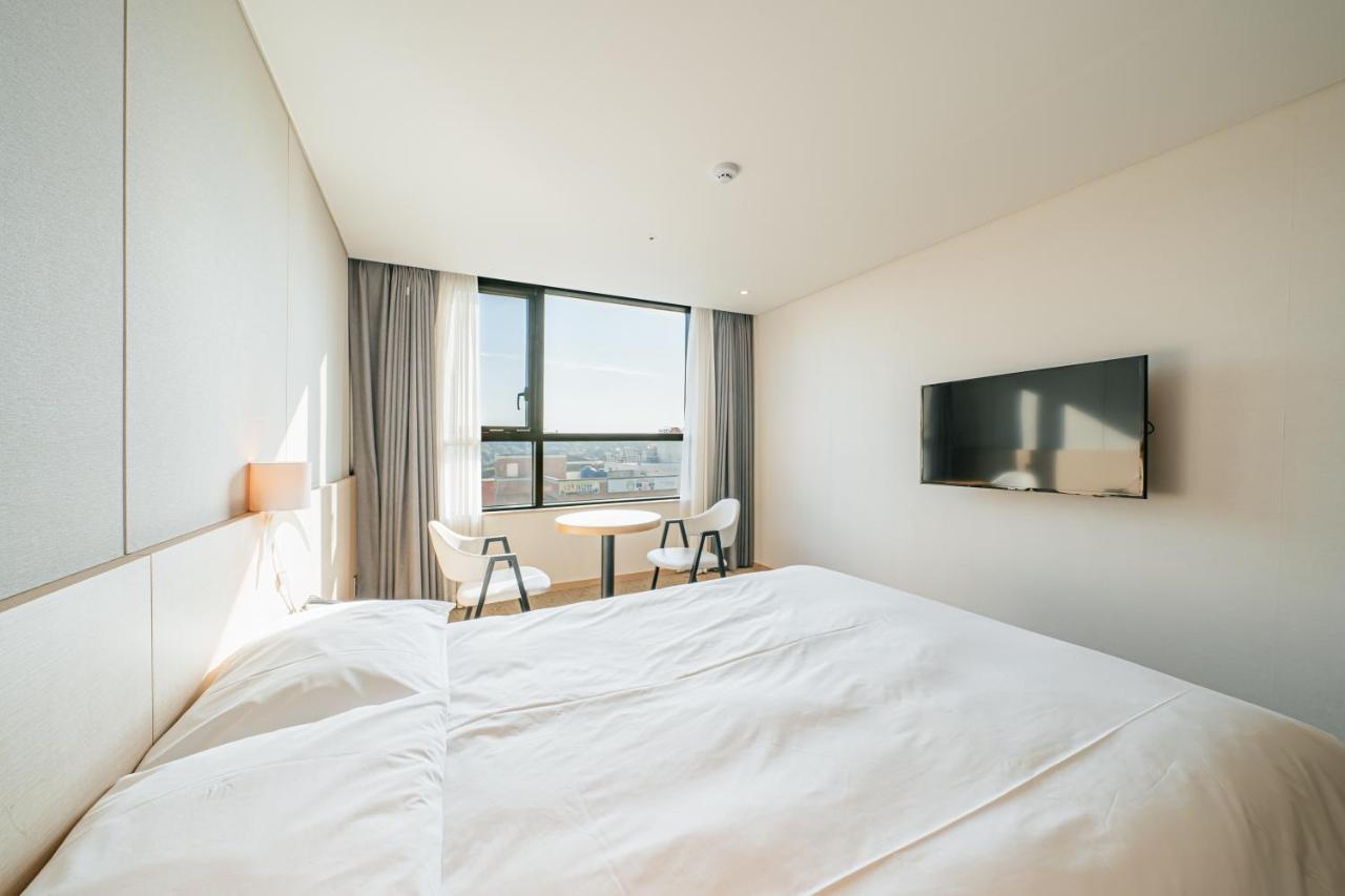Hotel Zinc Сеогвипо Екстериор снимка