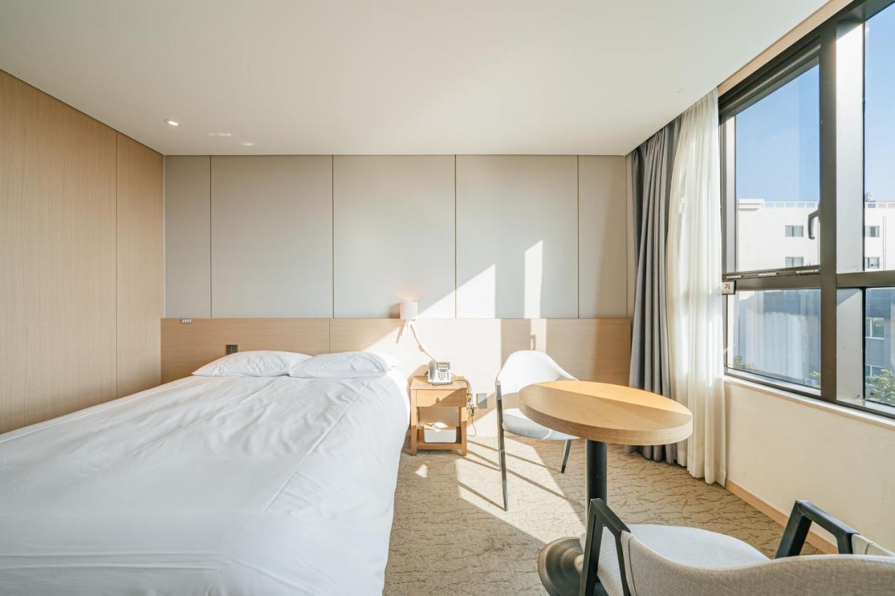 Hotel Zinc Сеогвипо Екстериор снимка