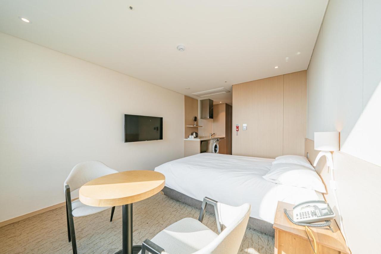 Hotel Zinc Сеогвипо Екстериор снимка