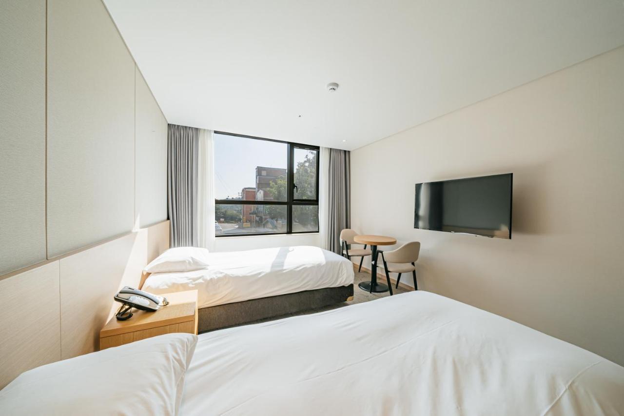 Hotel Zinc Сеогвипо Екстериор снимка