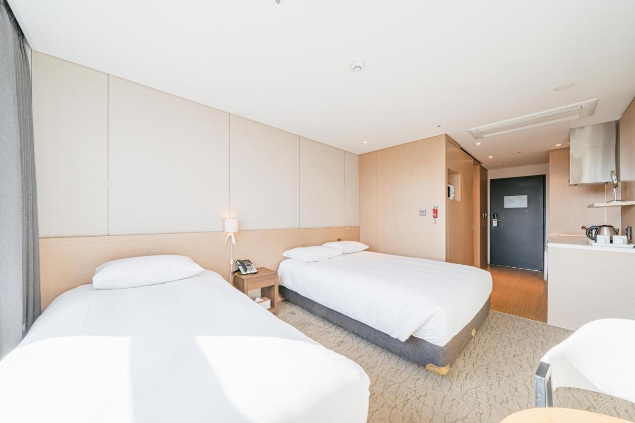 Hotel Zinc Сеогвипо Екстериор снимка