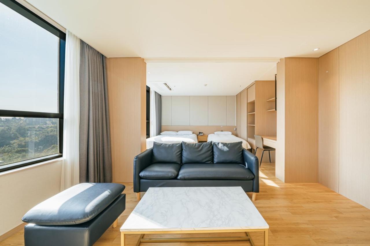 Hotel Zinc Сеогвипо Екстериор снимка
