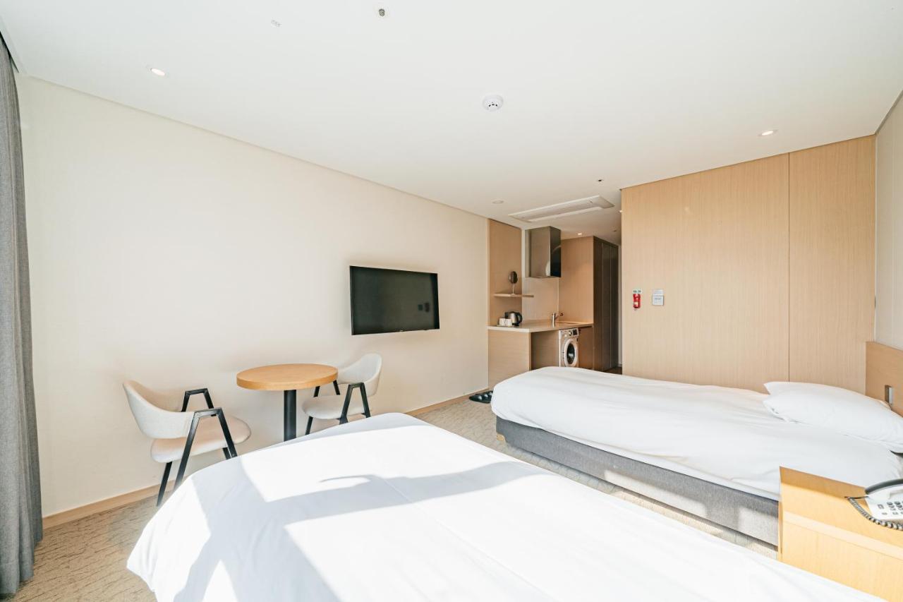 Hotel Zinc Сеогвипо Екстериор снимка