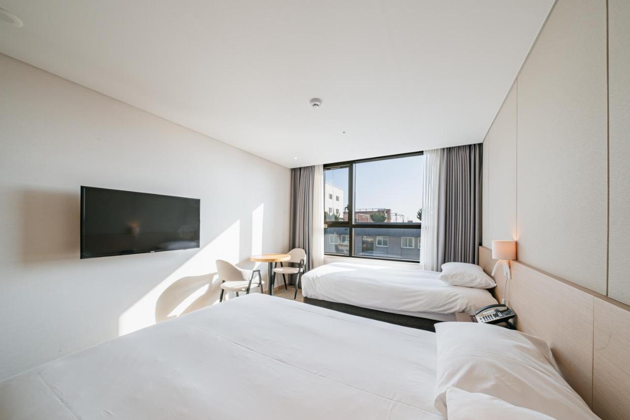 Hotel Zinc Сеогвипо Екстериор снимка
