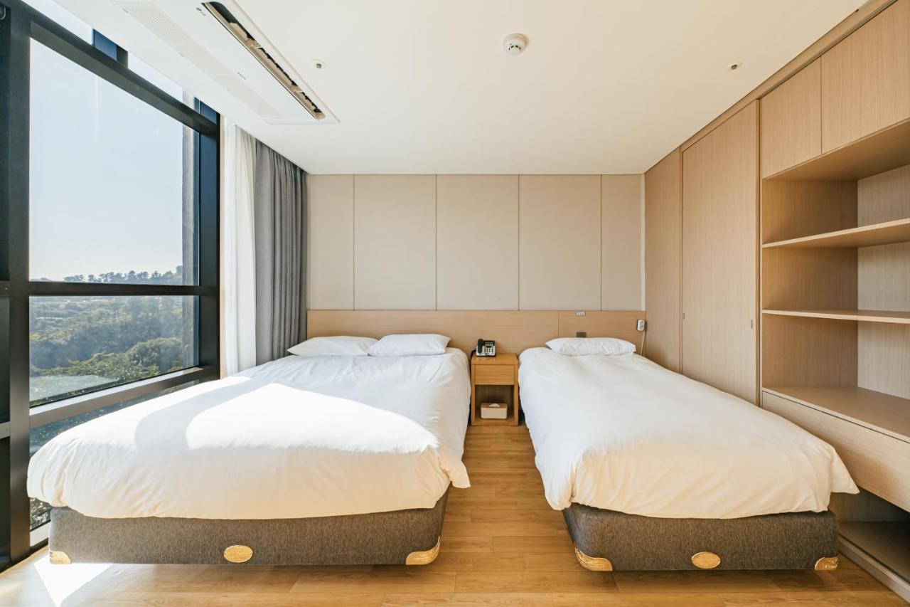 Hotel Zinc Сеогвипо Екстериор снимка