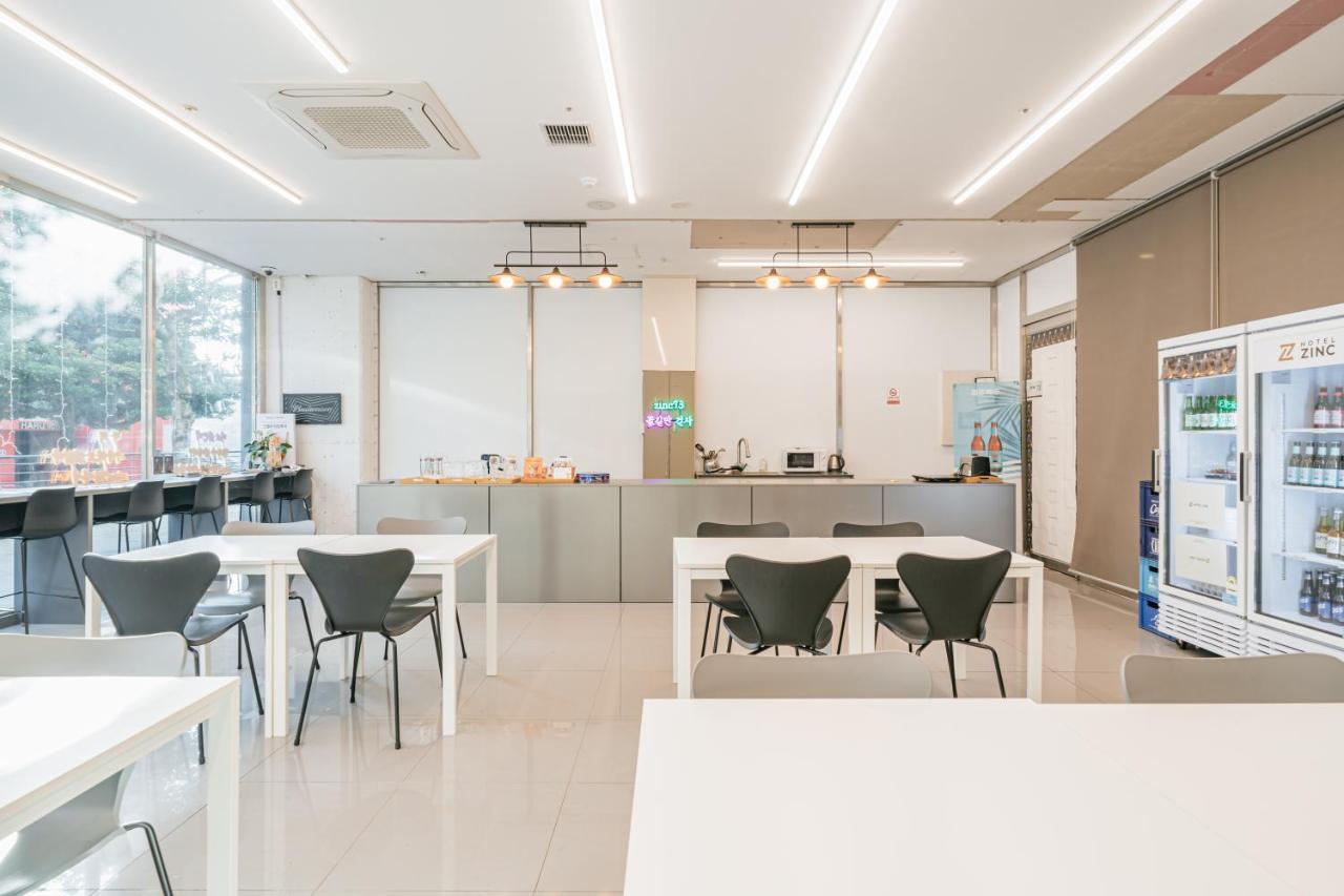 Hotel Zinc Сеогвипо Екстериор снимка