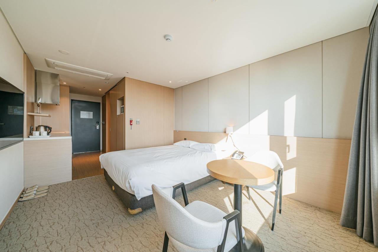 Hotel Zinc Сеогвипо Екстериор снимка