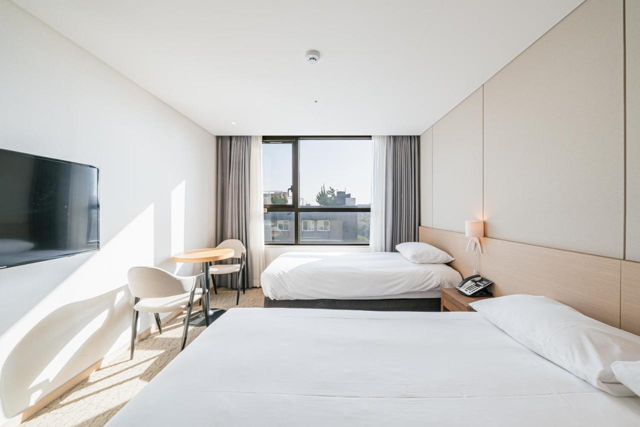 Hotel Zinc Сеогвипо Екстериор снимка