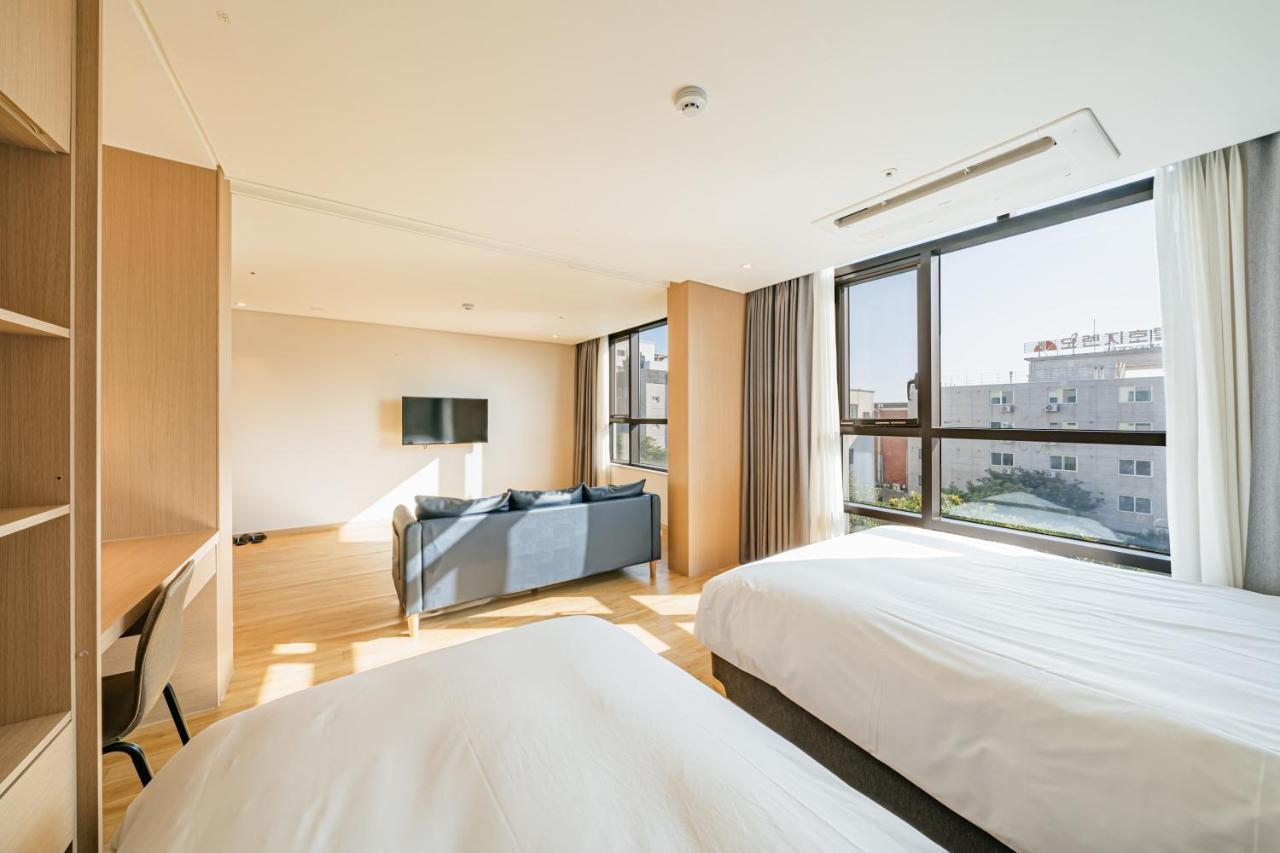 Hotel Zinc Сеогвипо Екстериор снимка