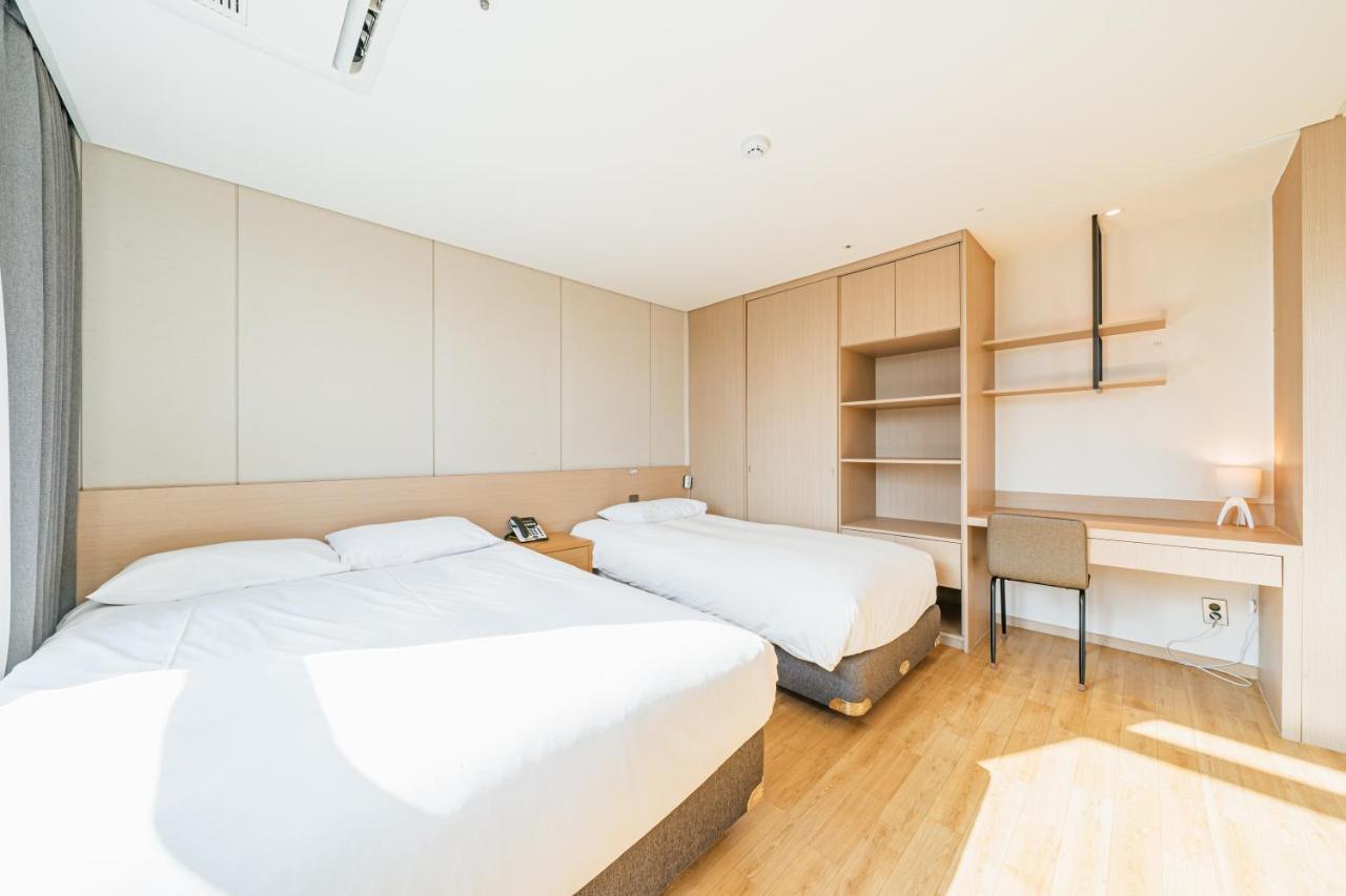 Hotel Zinc Сеогвипо Екстериор снимка