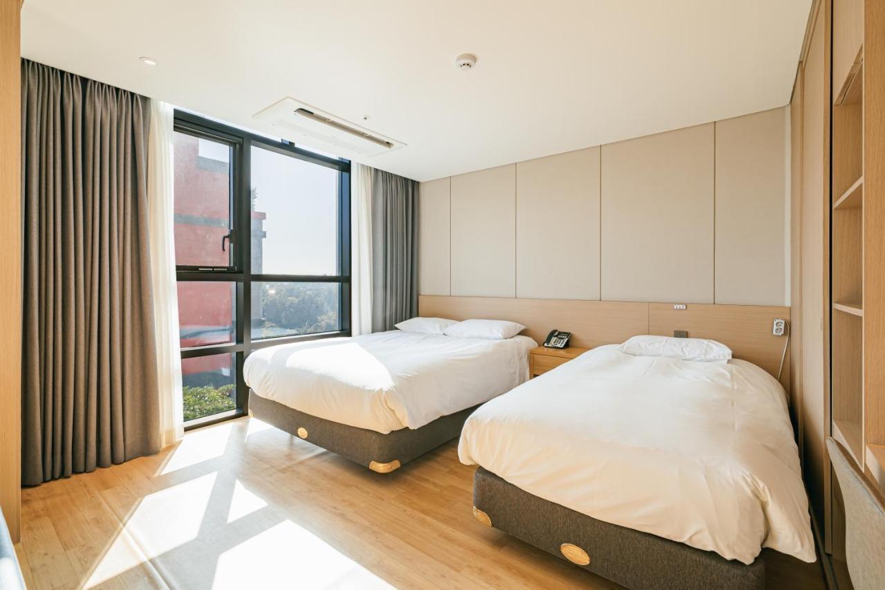 Hotel Zinc Сеогвипо Екстериор снимка