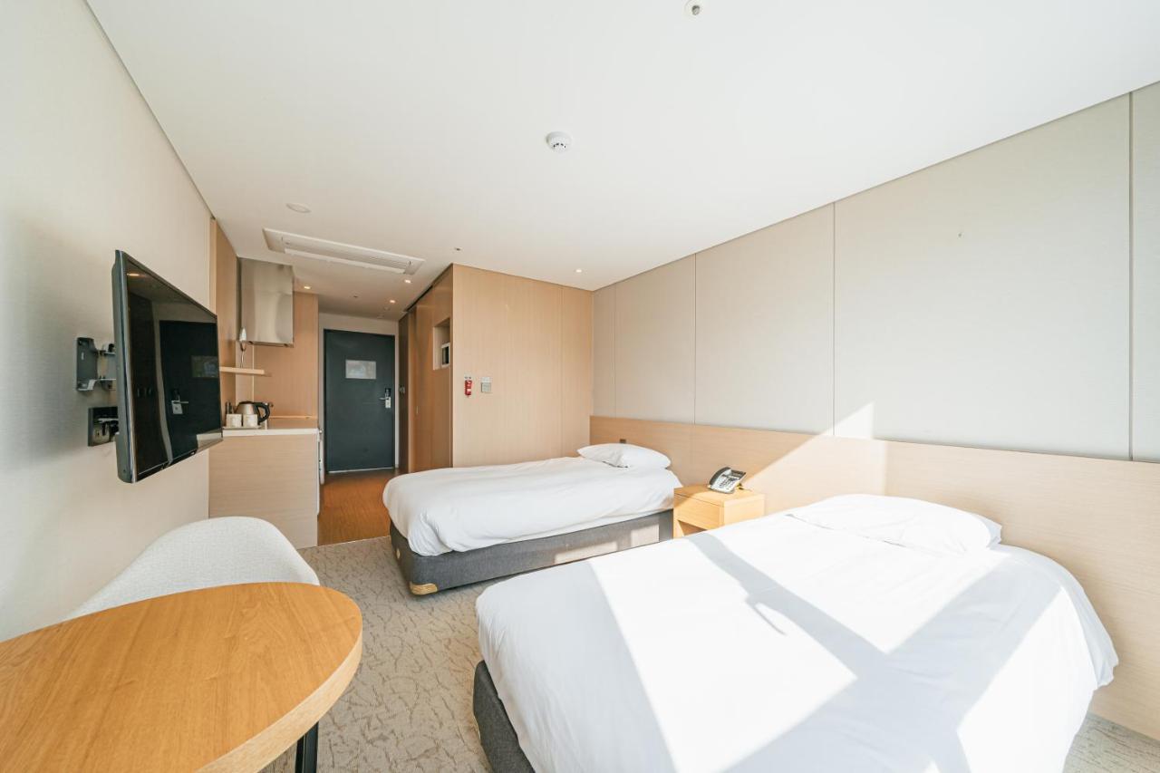Hotel Zinc Сеогвипо Екстериор снимка