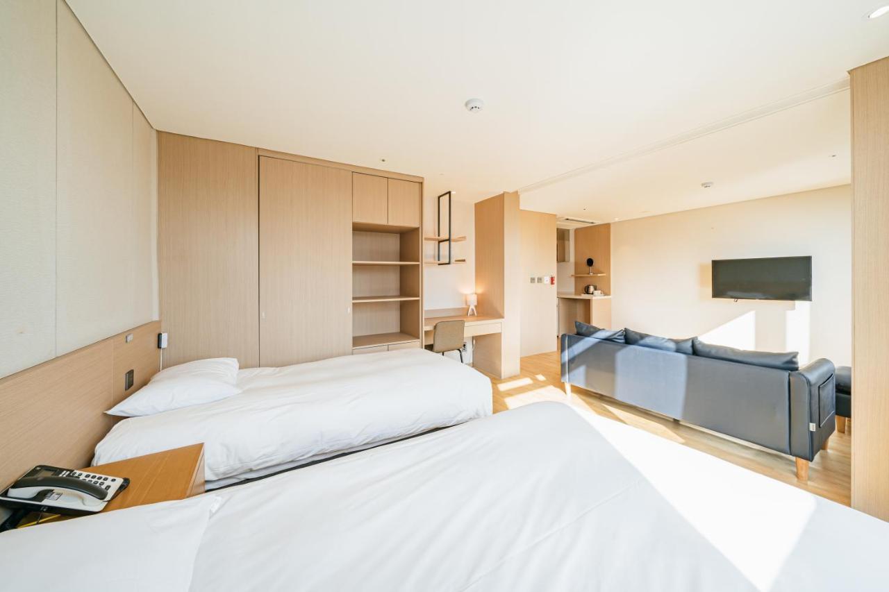 Hotel Zinc Сеогвипо Екстериор снимка