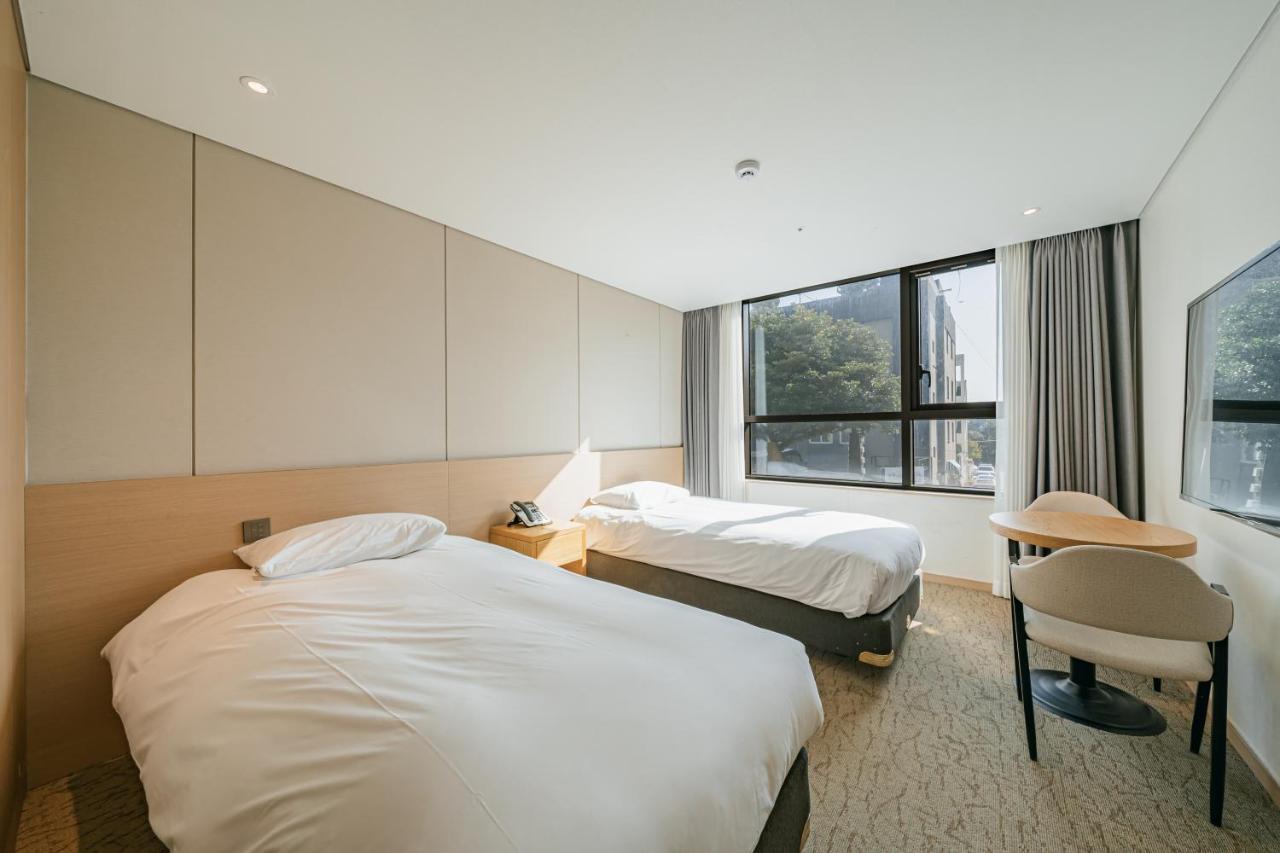 Hotel Zinc Сеогвипо Екстериор снимка