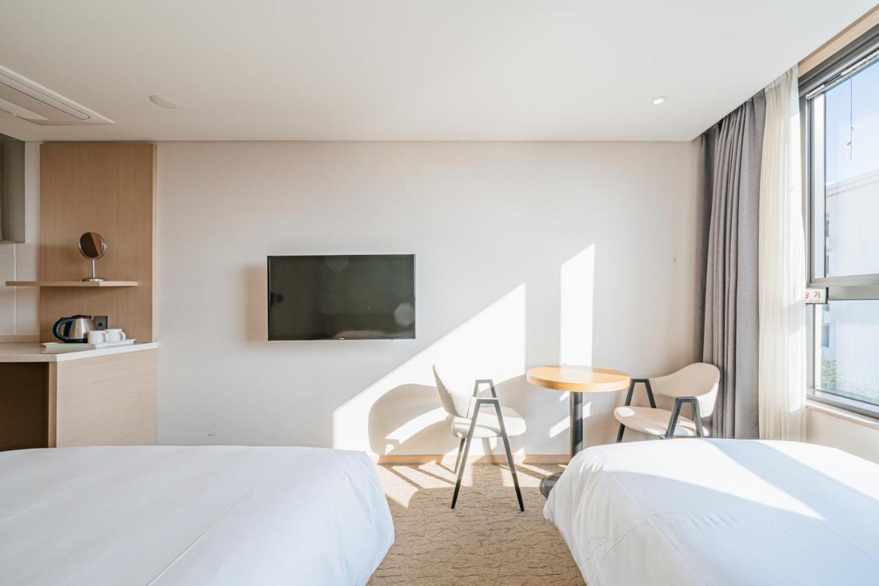 Hotel Zinc Сеогвипо Екстериор снимка