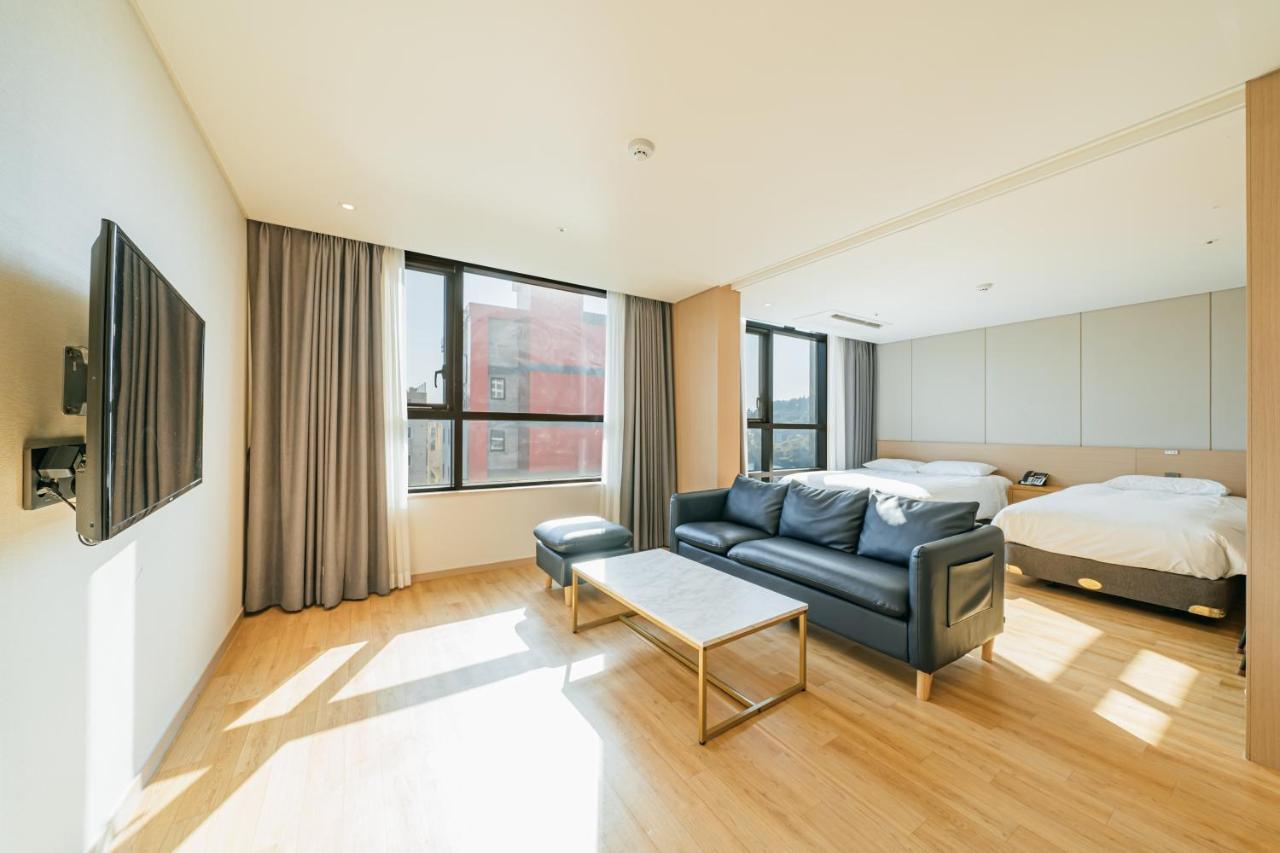 Hotel Zinc Сеогвипо Екстериор снимка