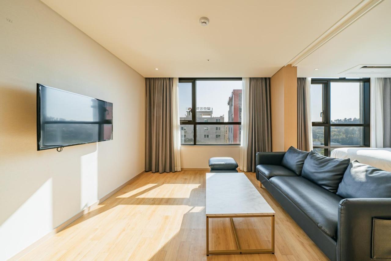 Hotel Zinc Сеогвипо Екстериор снимка