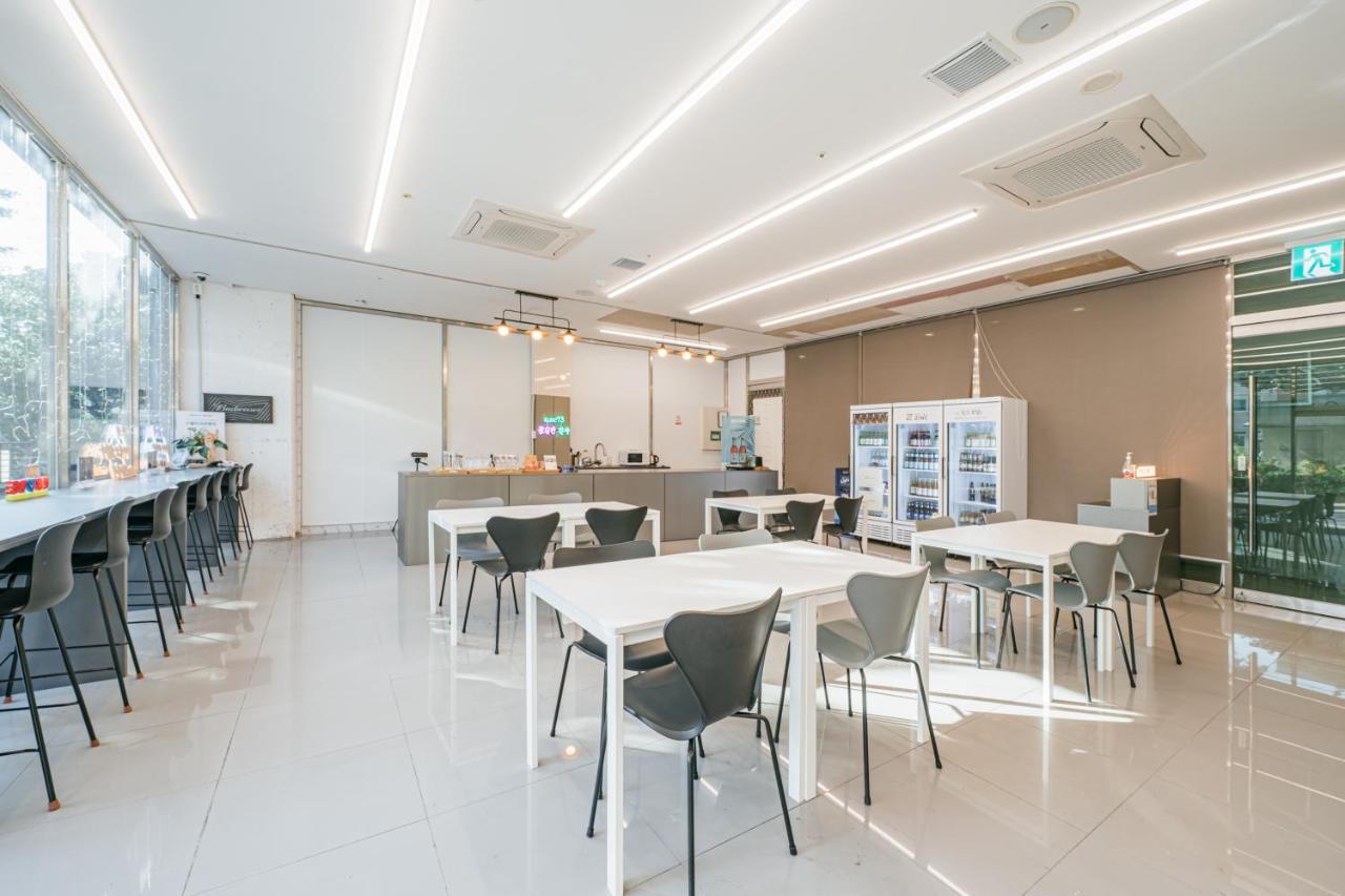 Hotel Zinc Сеогвипо Екстериор снимка